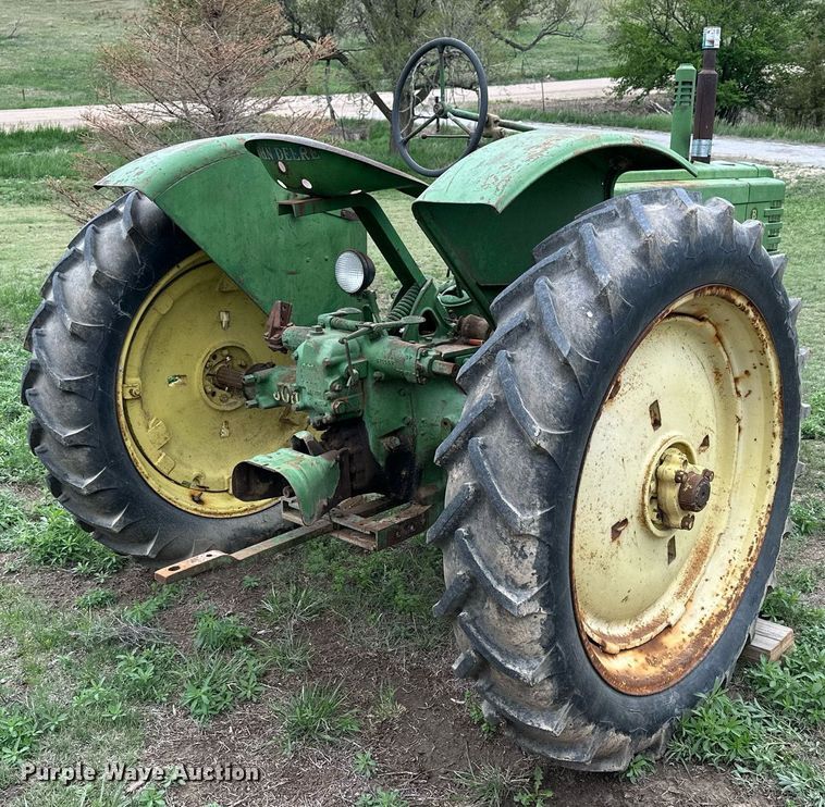 image for item KL9118 1946 John Deere B  tractor