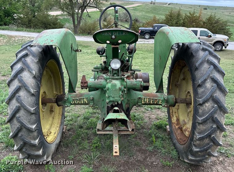 image for item KL9118 1946 John Deere B  tractor