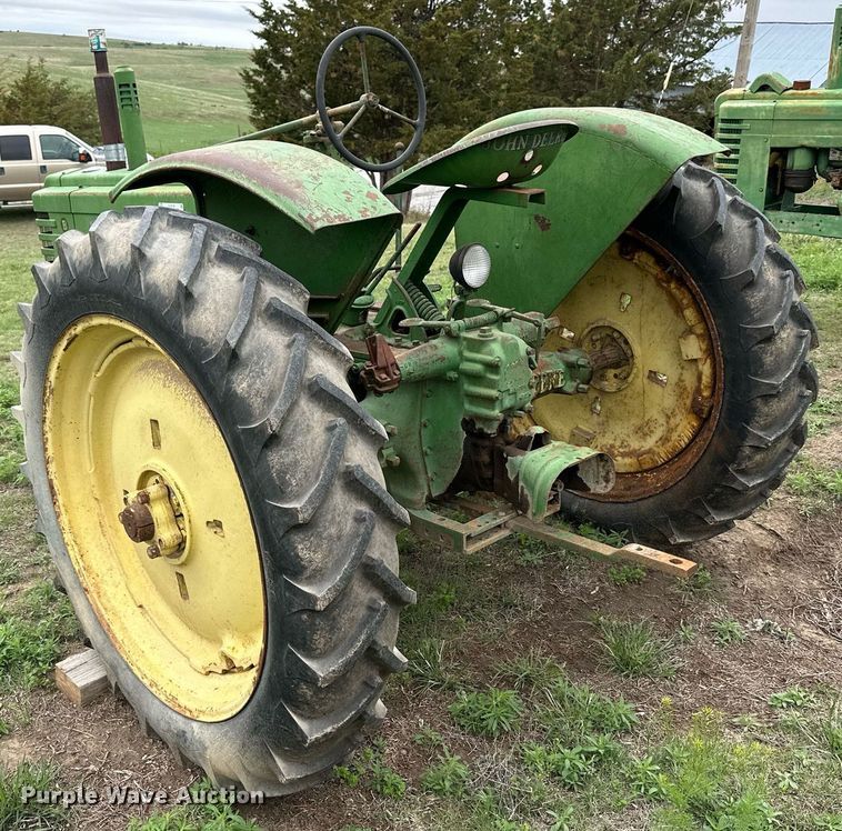 image for item KL9118 1946 John Deere B  tractor