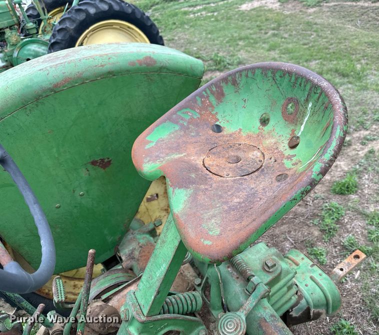 image for item KL9118 1946 John Deere B  tractor