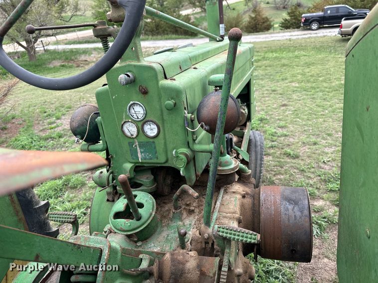 image for item KL9118 1946 John Deere B  tractor
