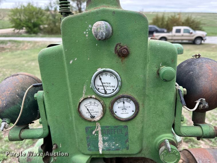 image for item KL9118 1946 John Deere B  tractor