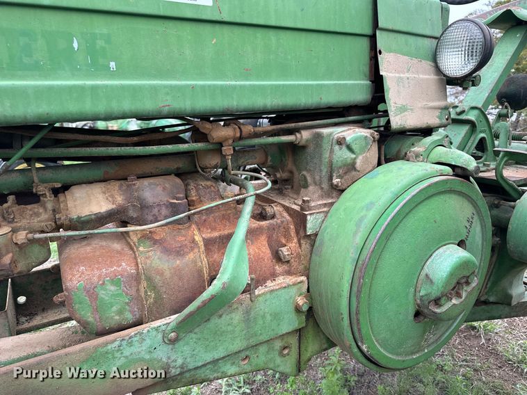 image for item KL9118 1946 John Deere B  tractor