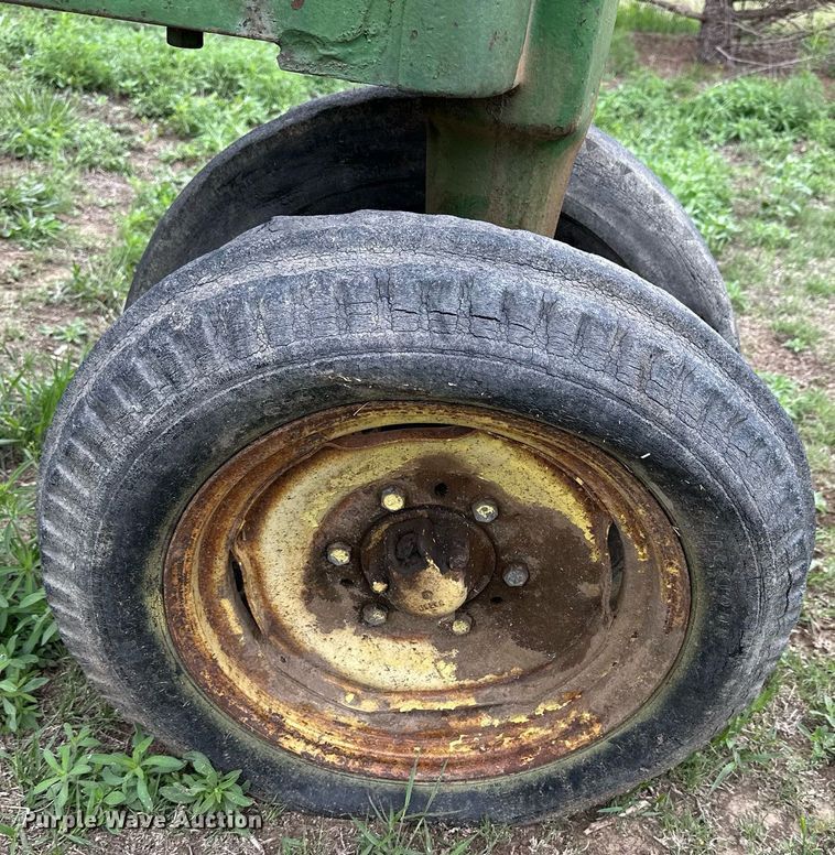 image for item KL9118 1946 John Deere B  tractor