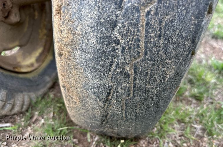 image for item KL9118 1946 John Deere B  tractor