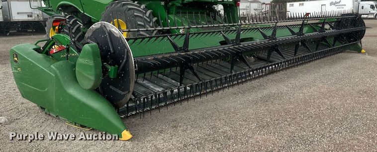 image for item KL9122 2017 John Deere 635FD HydraFlex  flex draper head