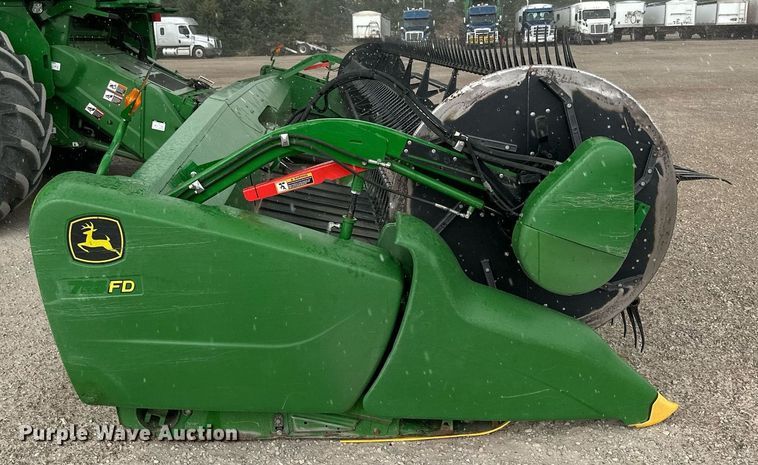 image for item KL9122 2017 John Deere 635FD HydraFlex  flex draper head