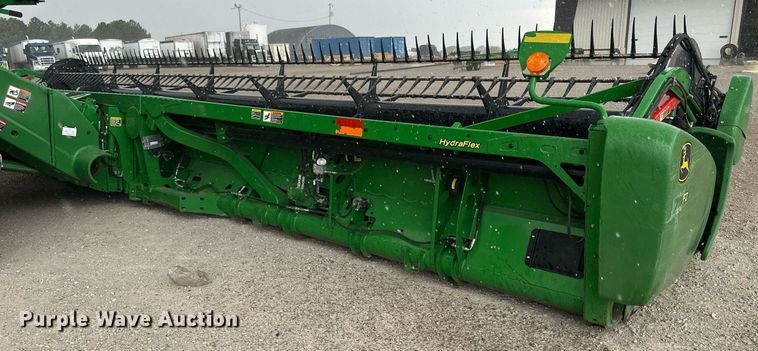 image for item KL9122 2017 John Deere 635FD HydraFlex  flex draper head