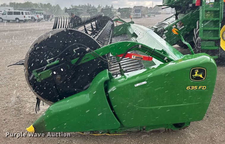 image for item KL9122 2017 John Deere 635FD HydraFlex  flex draper head