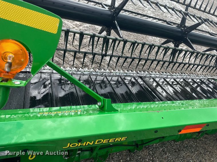 image for item KL9122 2017 John Deere 635FD HydraFlex  flex draper head