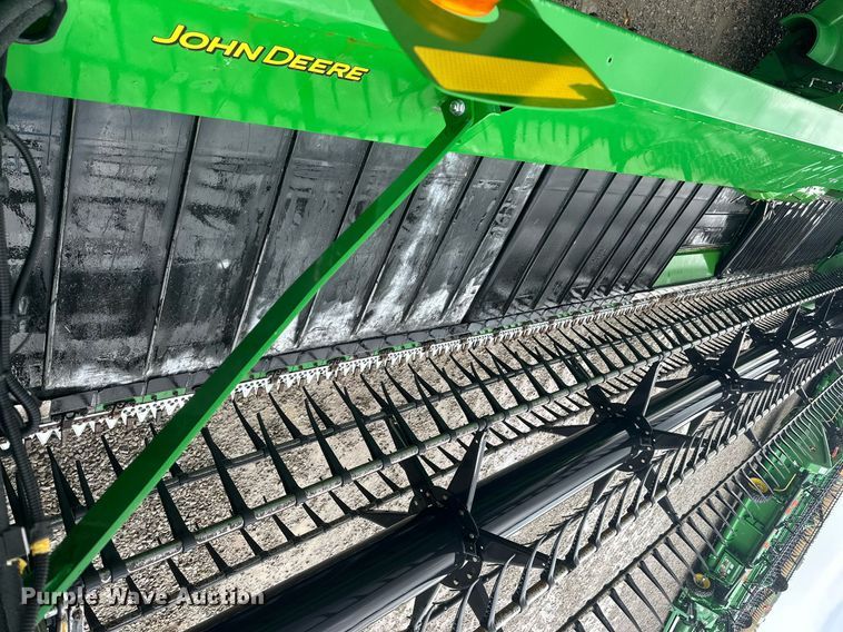 image for item KL9122 2017 John Deere 635FD HydraFlex  flex draper head