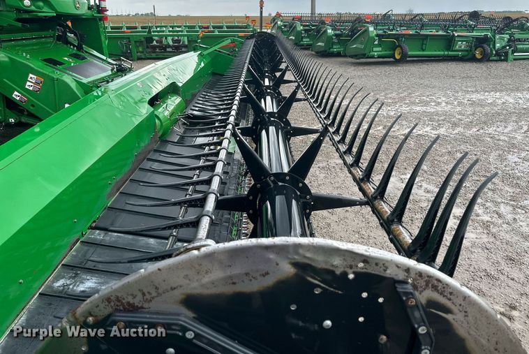 image for item KL9122 2017 John Deere 635FD HydraFlex  flex draper head