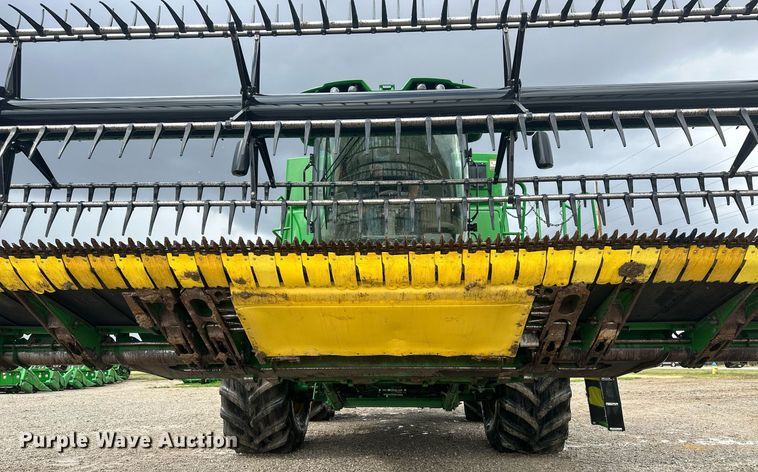 image for item KL9122 2017 John Deere 635FD HydraFlex  flex draper head
