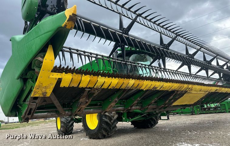 image for item KL9122 2017 John Deere 635FD HydraFlex  flex draper head