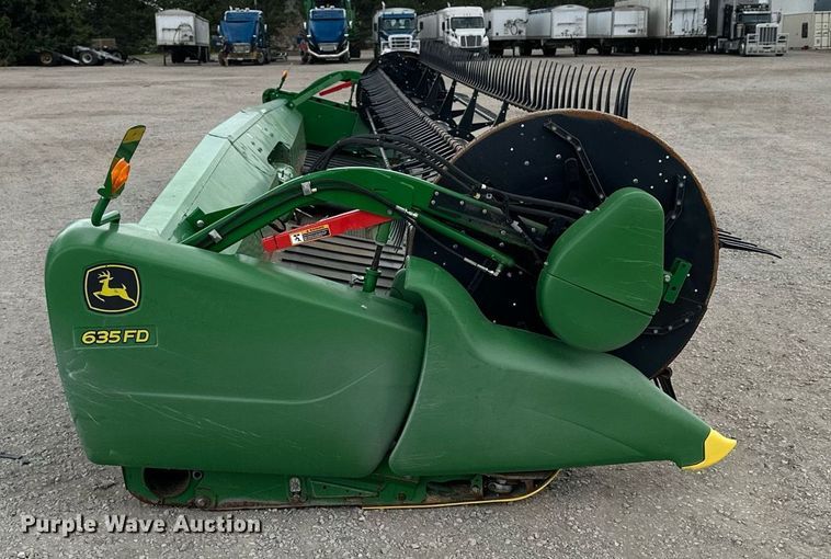 image for item KL9123 2017 John Deere 635FD HydraFlex  flex draper head