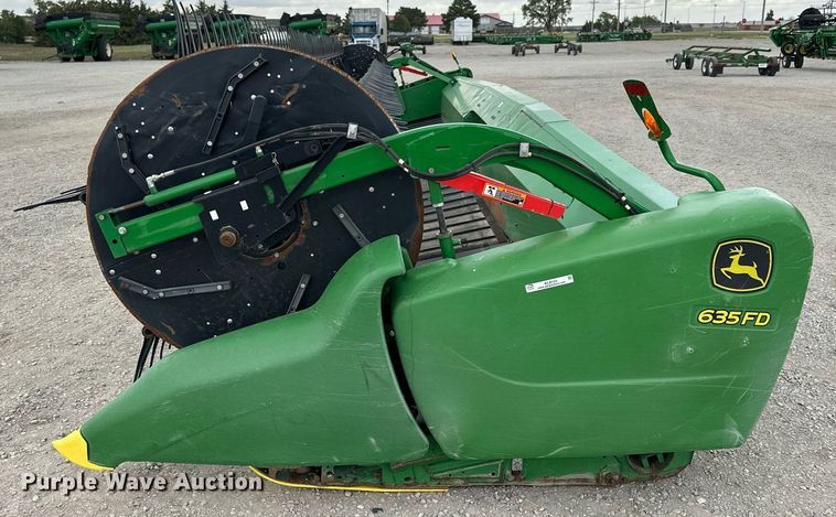image for item KL9123 2017 John Deere 635FD HydraFlex  flex draper head