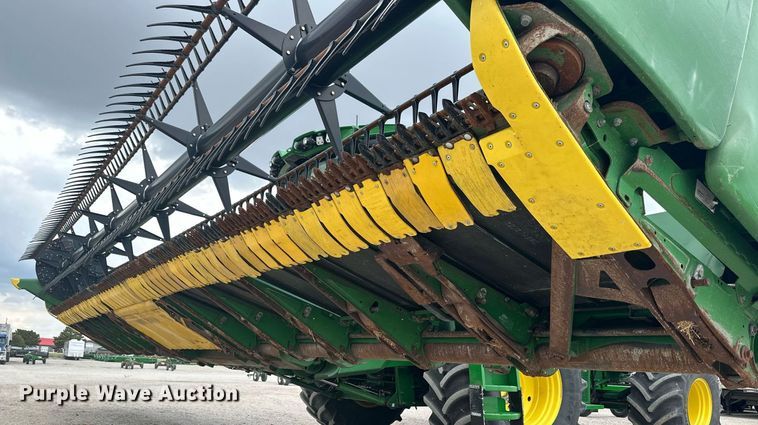 image for item KL9123 2017 John Deere 635FD HydraFlex  flex draper head