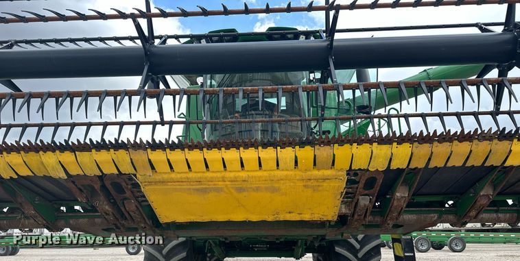image for item KL9123 2017 John Deere 635FD HydraFlex  flex draper head