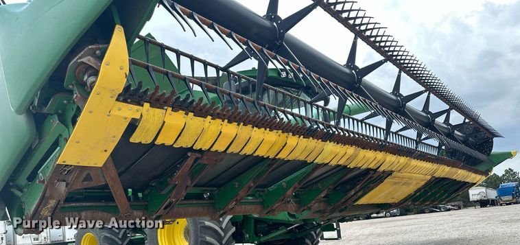 image for item KL9123 2017 John Deere 635FD HydraFlex  flex draper head