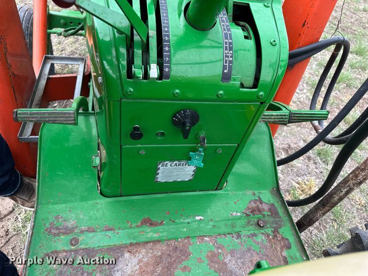 image for item KL9125 1962 John Deere 2010  tractor