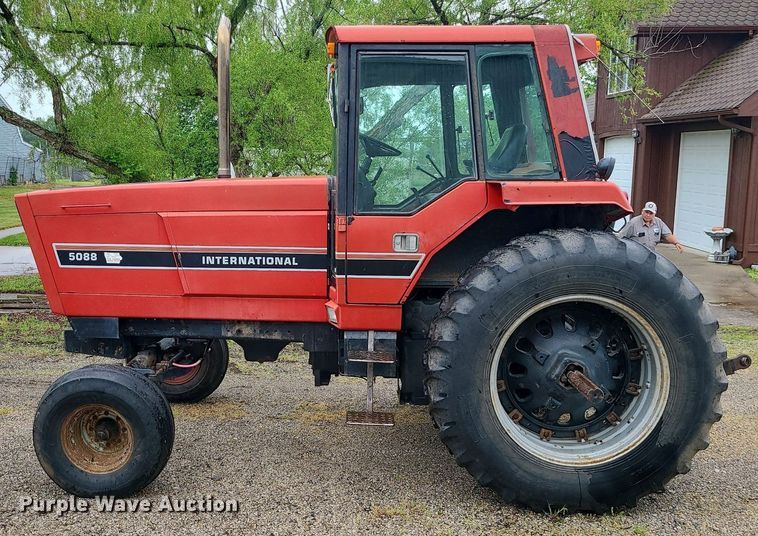 image for item LE9043 1983 International 5088  tractor