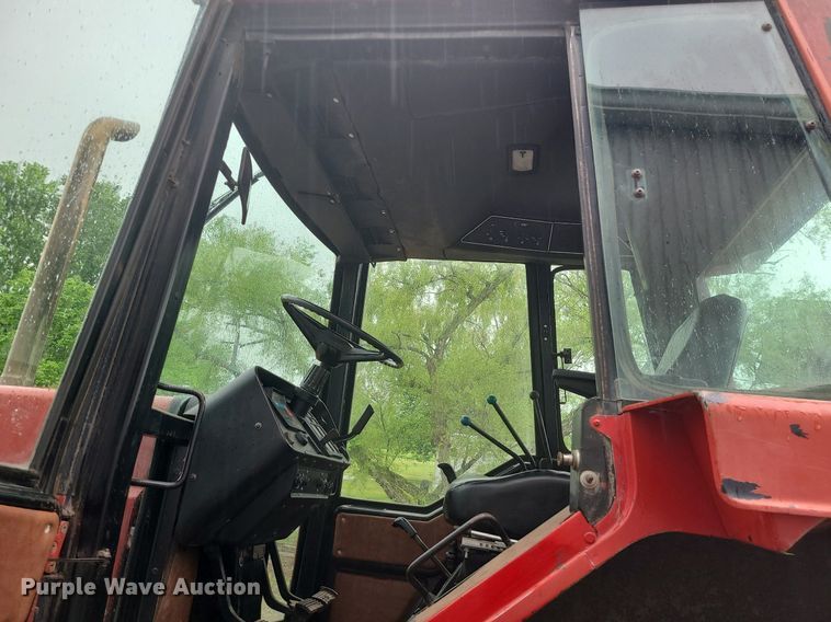 image for item LE9043 1983 International 5088  tractor