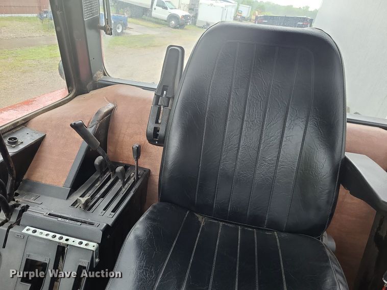 image for item LE9043 1983 International 5088  tractor