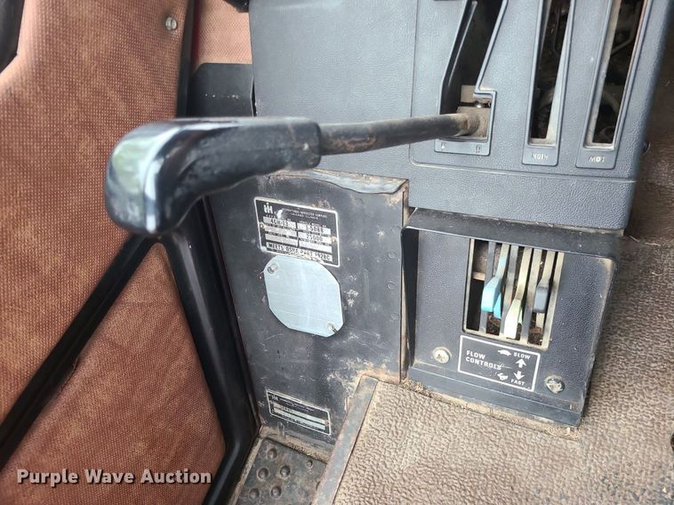 image for item LE9043 1983 International 5088  tractor