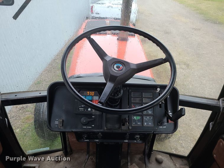 image for item LE9043 1983 International 5088  tractor