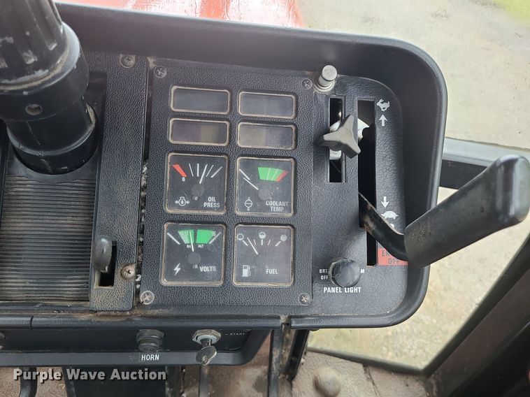 image for item LE9043 1983 International 5088  tractor