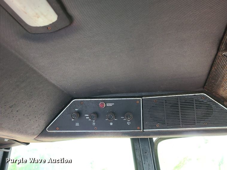 image for item LE9043 1983 International 5088  tractor