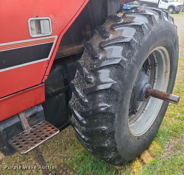 image for item LE9043 1983 International 5088  tractor