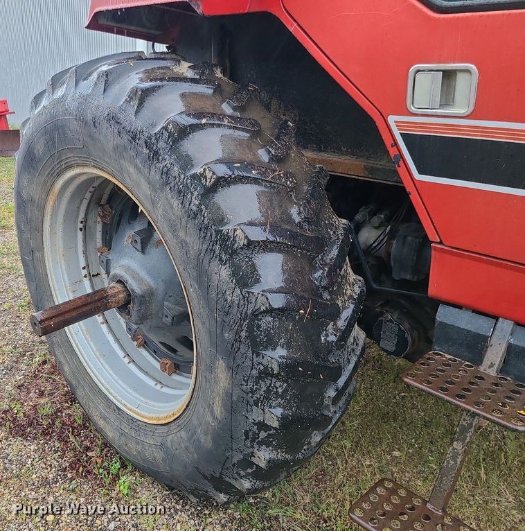 image for item LE9043 1983 International 5088  tractor