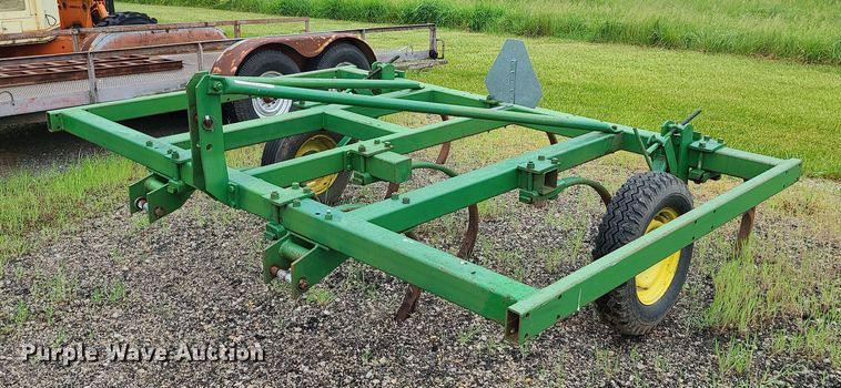 image for item LE9049 John Deere  chisel