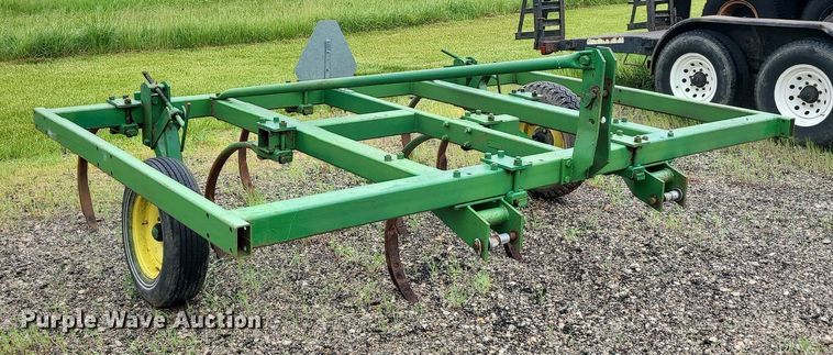 image for item LE9049 John Deere  chisel