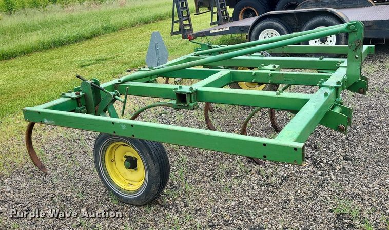 image for item LE9049 John Deere  chisel