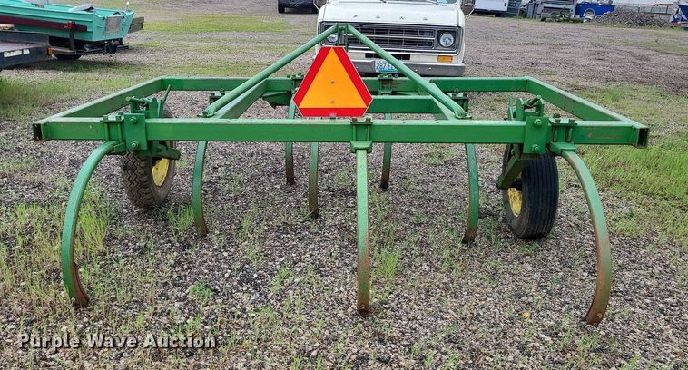 image for item LE9049 John Deere  chisel