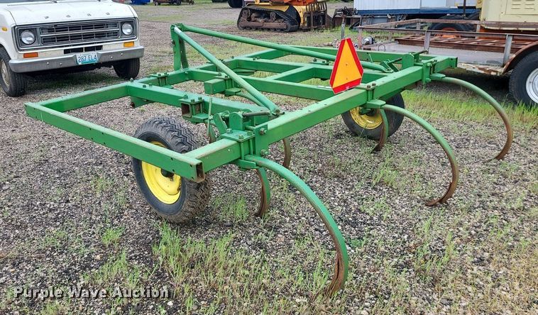 image for item LE9049 John Deere  chisel