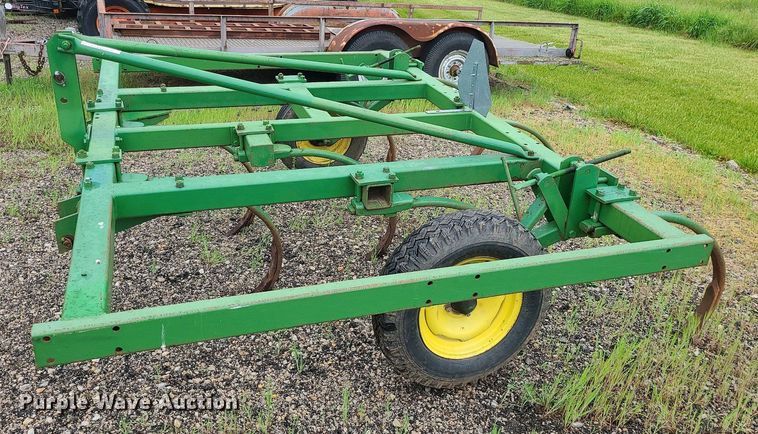 image for item LE9049 John Deere  chisel