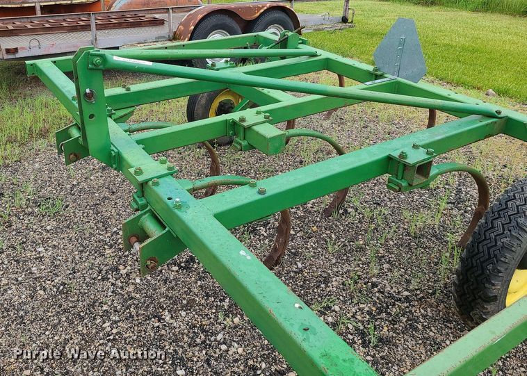 image for item LE9049 John Deere  chisel