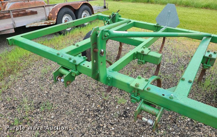 image for item LE9049 John Deere  chisel