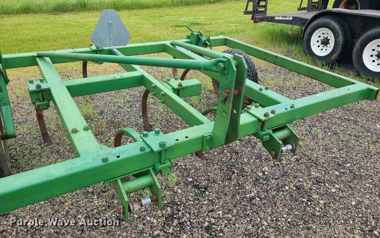 image for item LE9049 John Deere  chisel