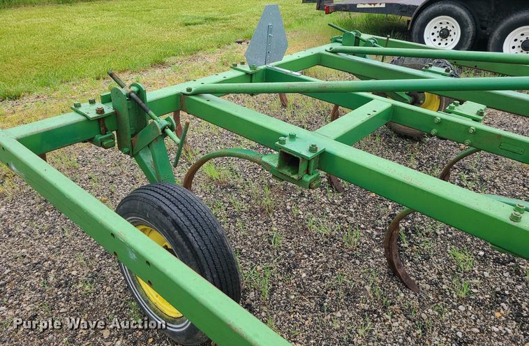 image for item LE9049 John Deere  chisel