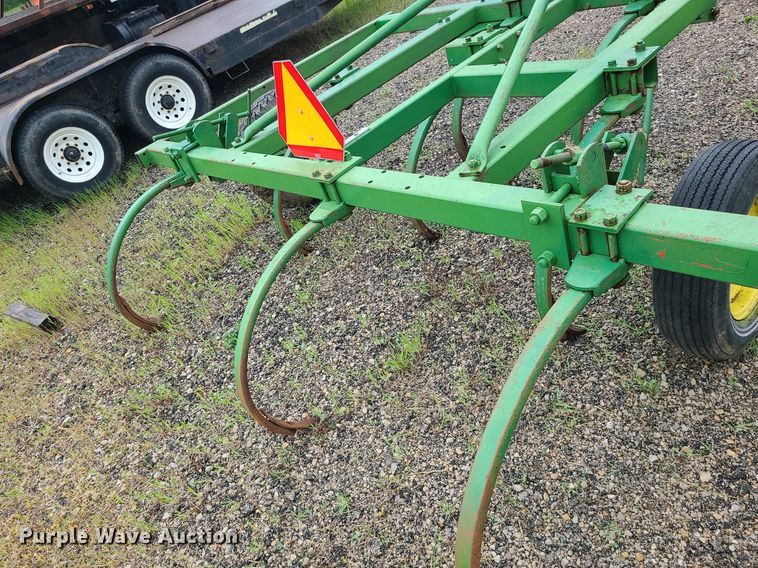 image for item LE9049 John Deere  chisel