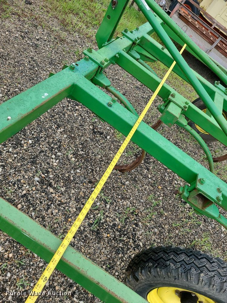 image for item LE9049 John Deere  chisel