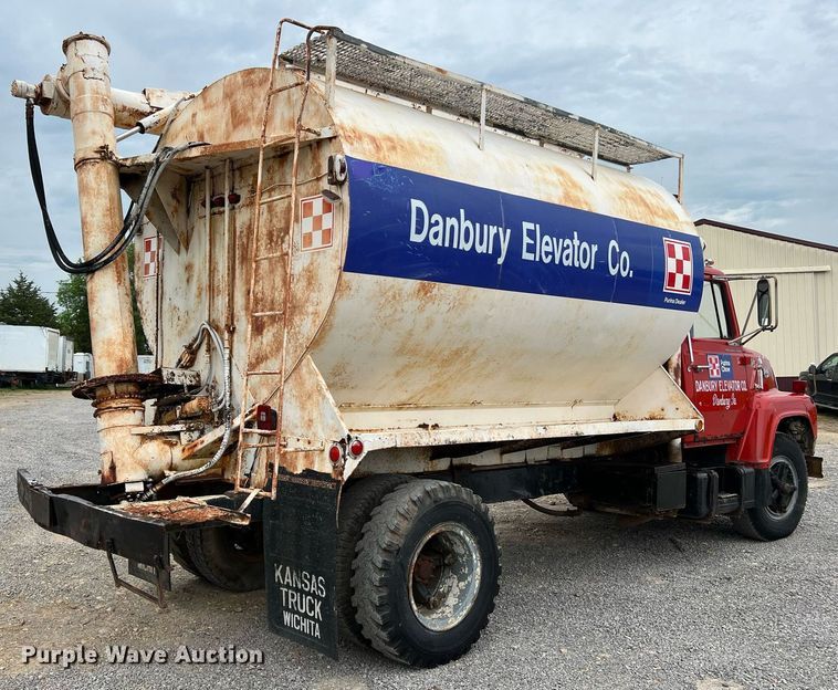 image for item LI9707 1978 Ford 7000  feed delivery truck