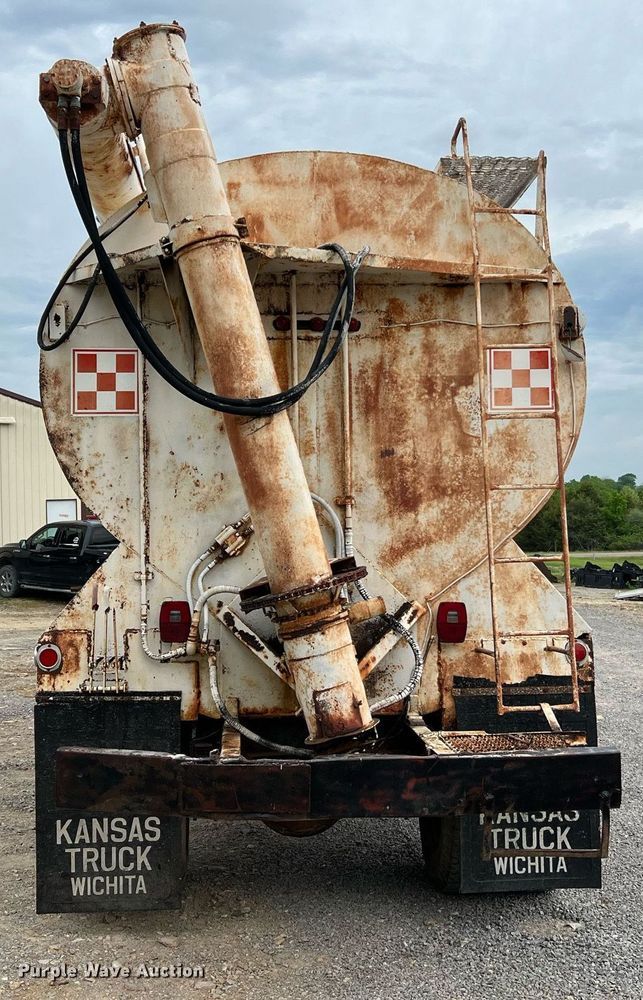 image for item LI9707 1978 Ford 7000  feed delivery truck