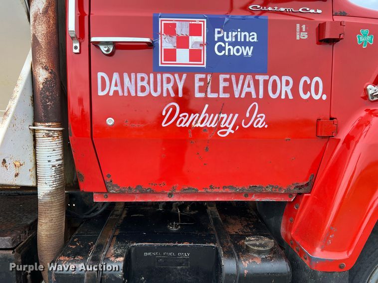 image for item LI9707 1978 Ford 7000  feed delivery truck