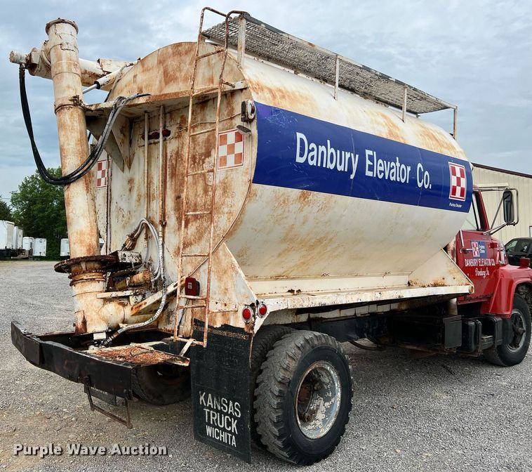 image for item LI9707 1978 Ford 7000  feed delivery truck