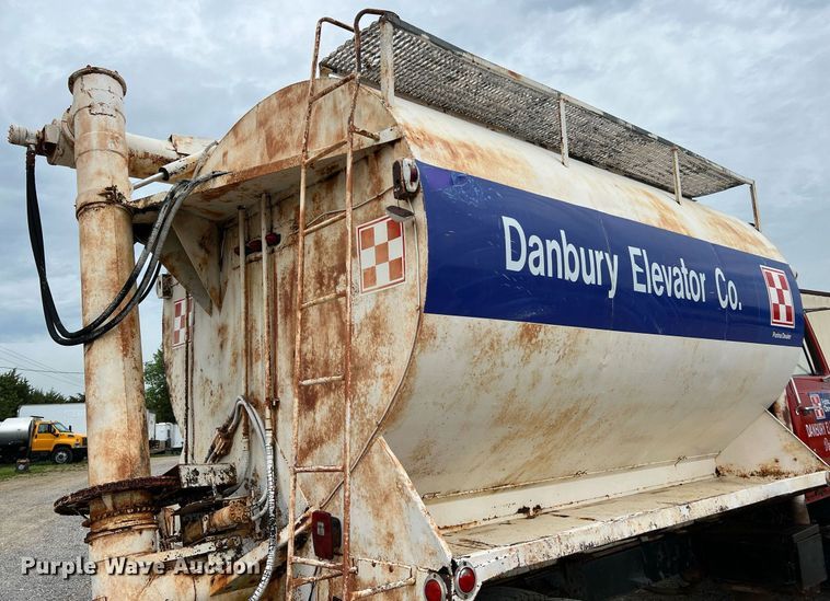 image for item LI9707 1978 Ford 7000  feed delivery truck